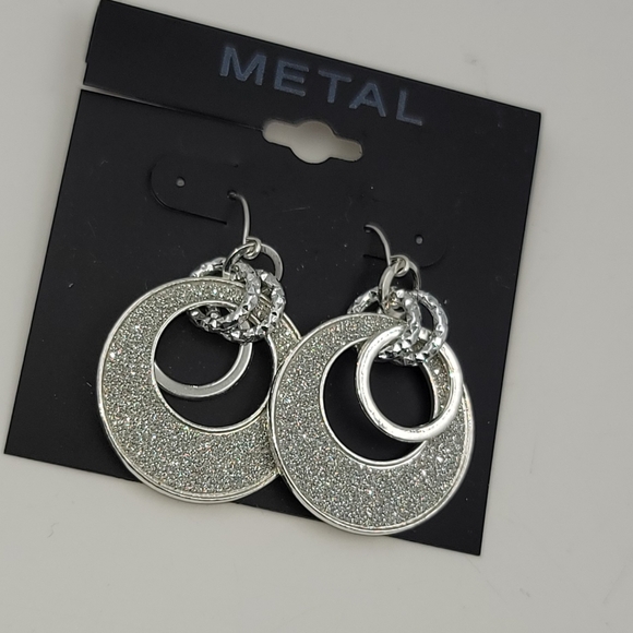 Fashion silver tone hammered earrings - Picture 4 of 5